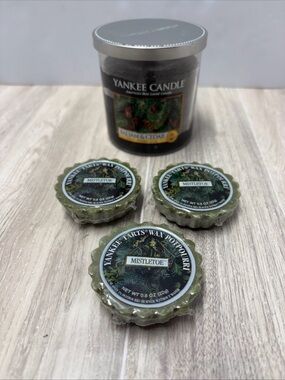 Yankee Candle Green Mistletoe Wax Melts with Balsam & Cedar Jar Candle